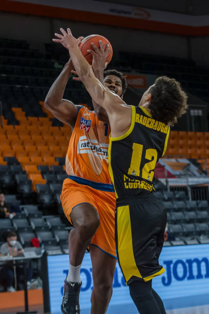 故事仍在继 故事仍在继